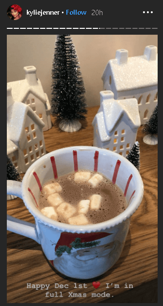 "Feliz primero de diciembre. 
<b>Estoy en completo modo navideño"</b>, escribió Kylie Jenner en la foto de una taza de Navidad con lo que parece ser chocolate caliente y malvabiscos flotando.