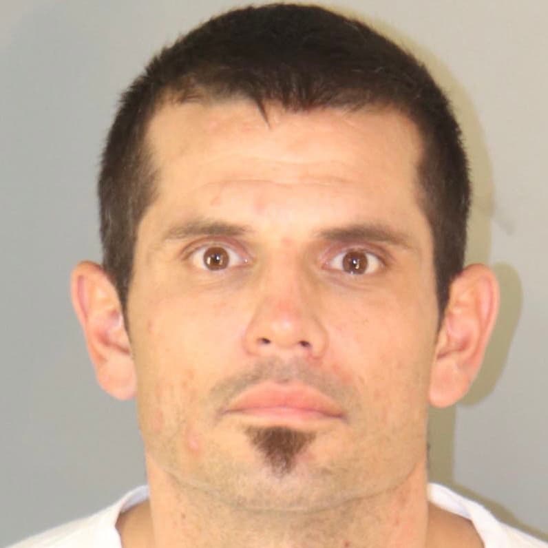 Michael Scott Sturm, de 37 años y residente en Colton, enfrenta cuatro cargos de robo, uno de los cuales habría sido al negocio Hollywood Threading, en Riverside, entre el 19 y 20 de julio. De ahí desaparecieron cerca de una 
<b>docena de onzas de oro</b> y otras
<b> piezas únicas </b>y fáciles de distinguir.