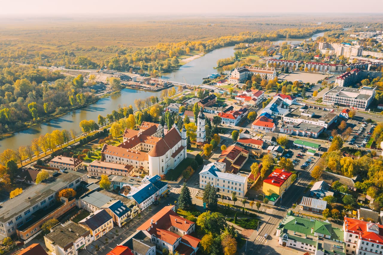 <h3 class="cms-H3-H3">2. Bielorrusia</h3>
<br>
<br>🛫 
<b>Factores de riesgo: </b>aplicación arbitraria de la ley, riesgo de detenciones y exposición a posibles ataques rusos sobre Ucrania, país con el que comparte frontera. 
<br>
<br>🛫 
<b>Advertencia más reciente del Departamento de Estado:</b> 13 de junio de 2022. 
<br>