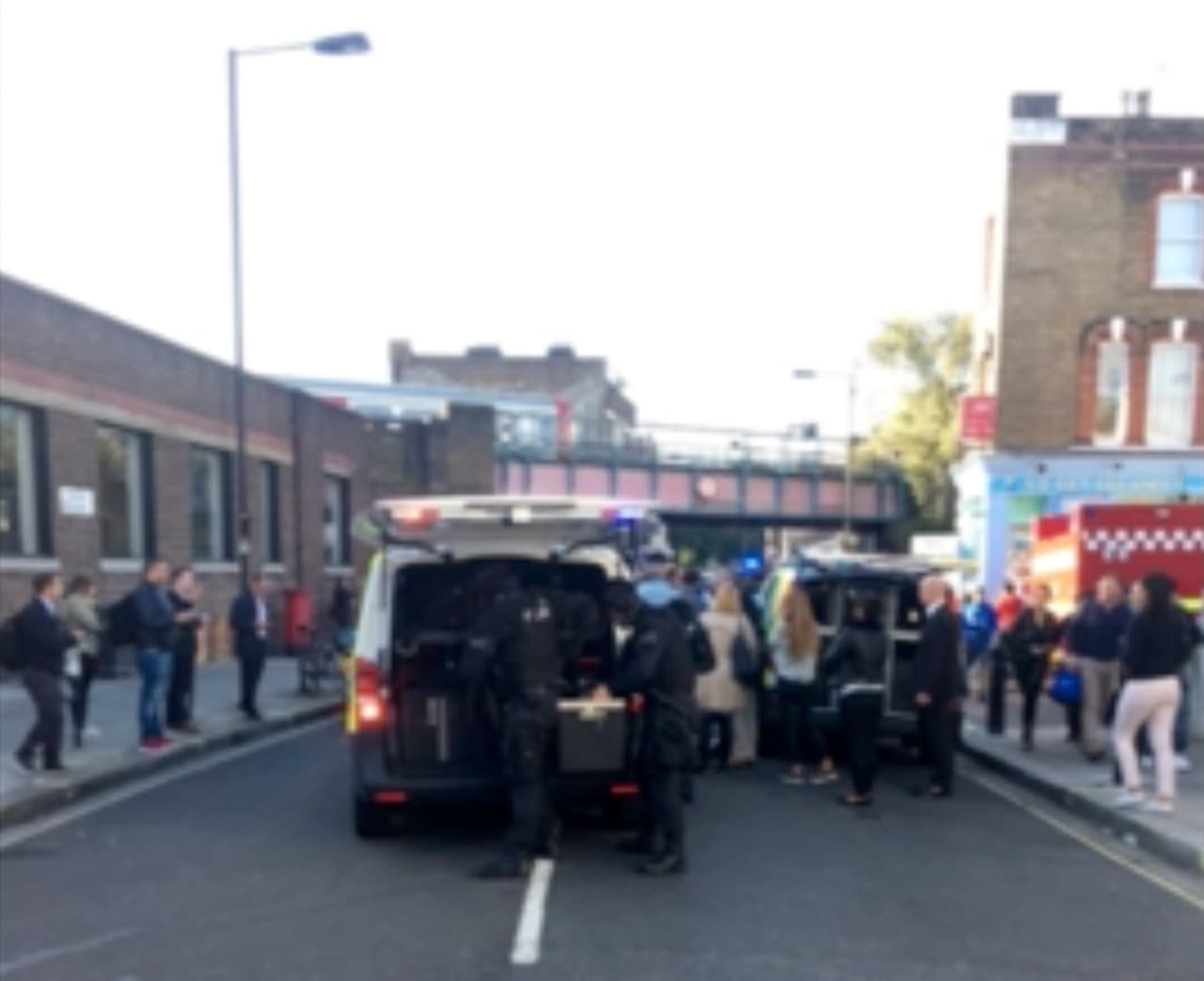 Patrullas policiales llegando a la estación de metro de Parsons Green, al suroeste de Londres
