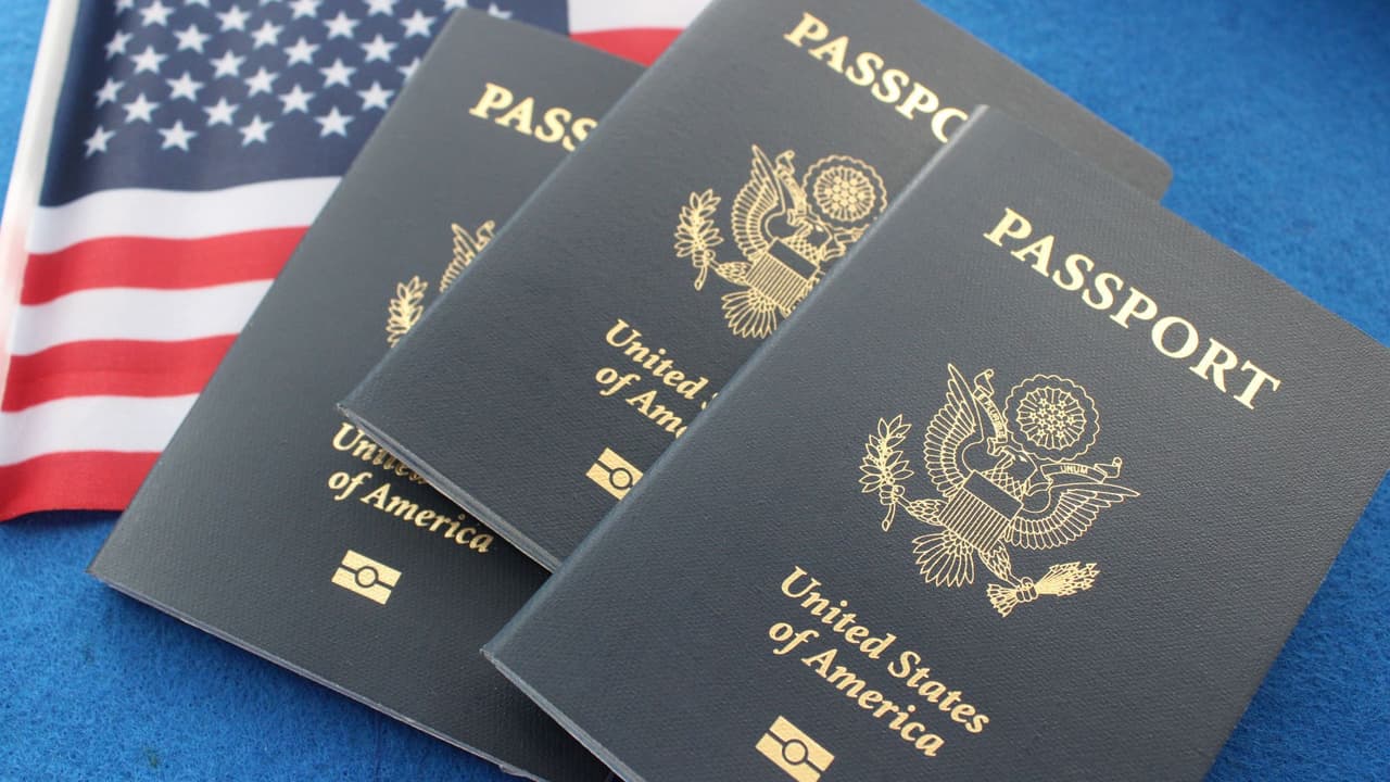 Retrasos en pasaportes de EEUU amenazan con cancelar viajes: “Hemos esperado más de 5 meses”