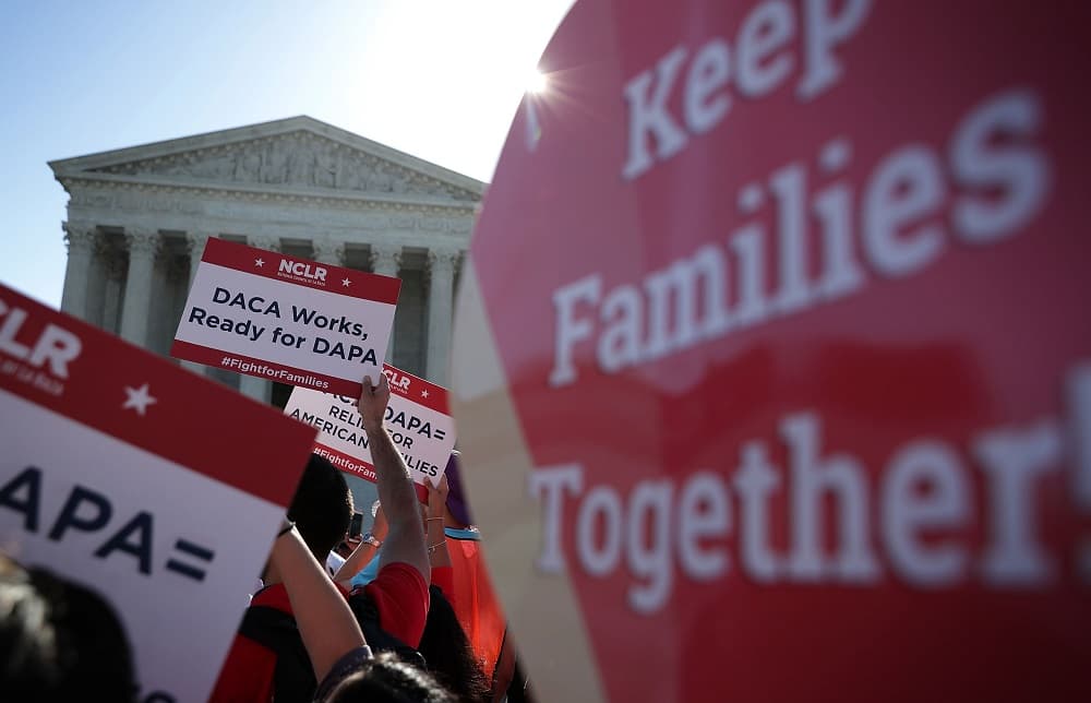La Corte Suprema mantiene vivo DACA tras rechazar la revisión urgente de su cancelación como pedía Trump 