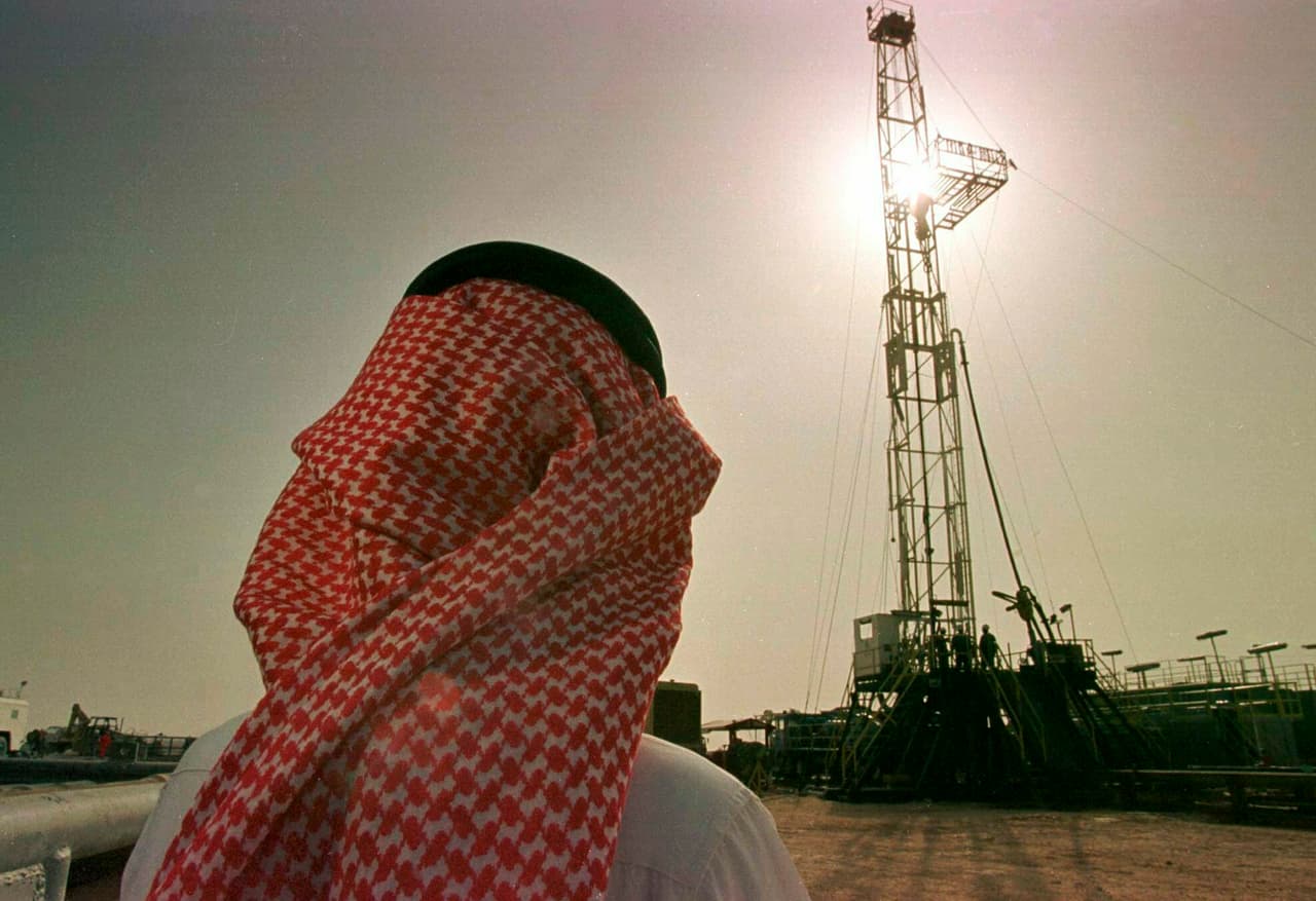 <b>Puesto 2. Saudi Aramco</b>
<br>
<br>Localización: Arabia Saudita.
<br>
<br>Área: energía.
<br>
<br>Capitalización de mercado: 1,900,000 millones de dólares.
<br>
<br>Solo cinco compañías del sector energético se encuentran entre las 100 más grandes. El total del sector representa casi el 10% de la suma de la capitalización de mercado de las 100 compañías más grandes, principalmente por el valor de Saudi Aramco, la estatal petrolera de Arabia Saudita. 
<br>
