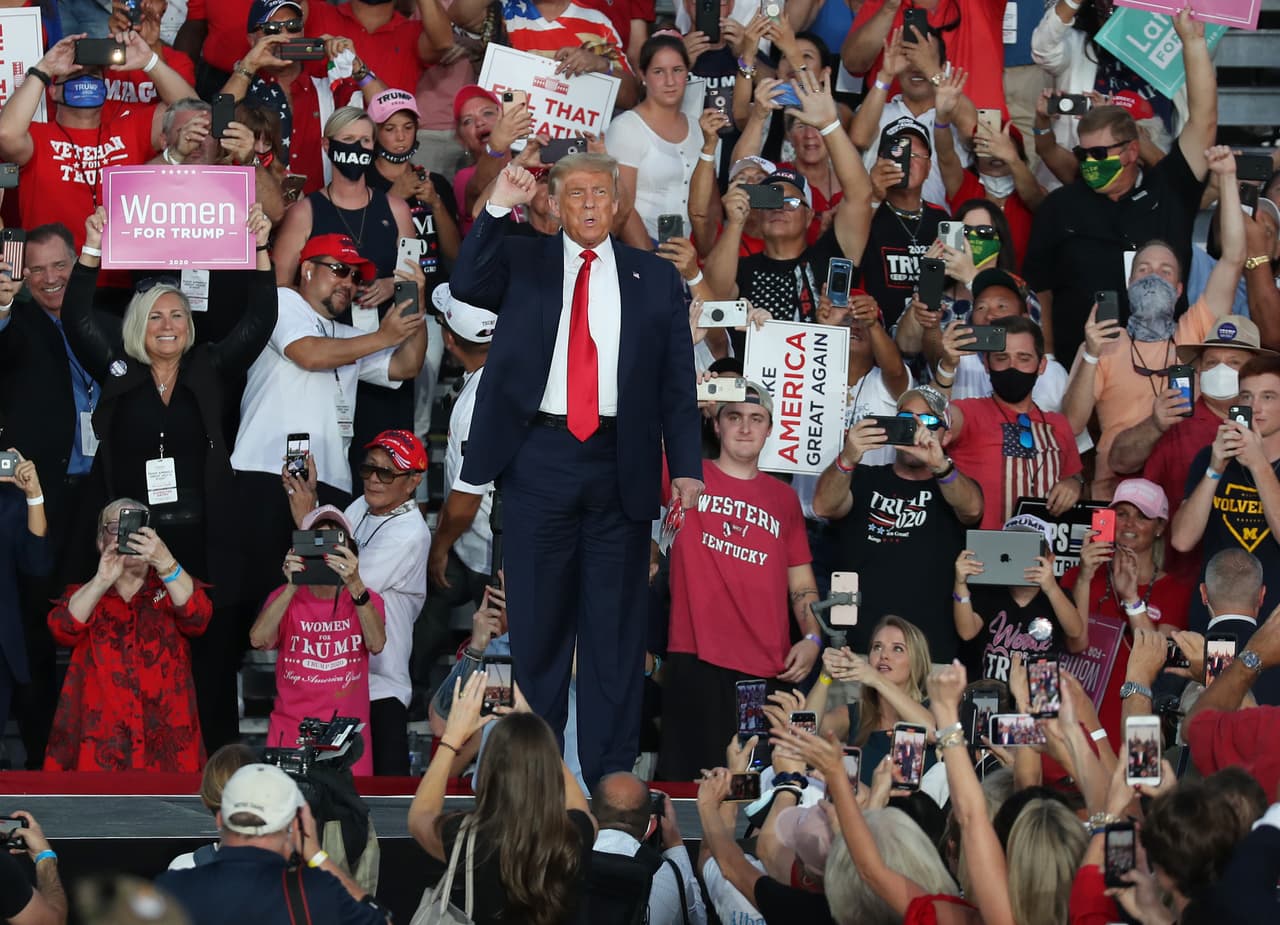 Apenas una semana después de dejar el hospital, el presidente Donald Trump volvió el lunes a su campaña por primera vez desde que contrajo el coronavirus, en un intento de remontar en las preferencias.