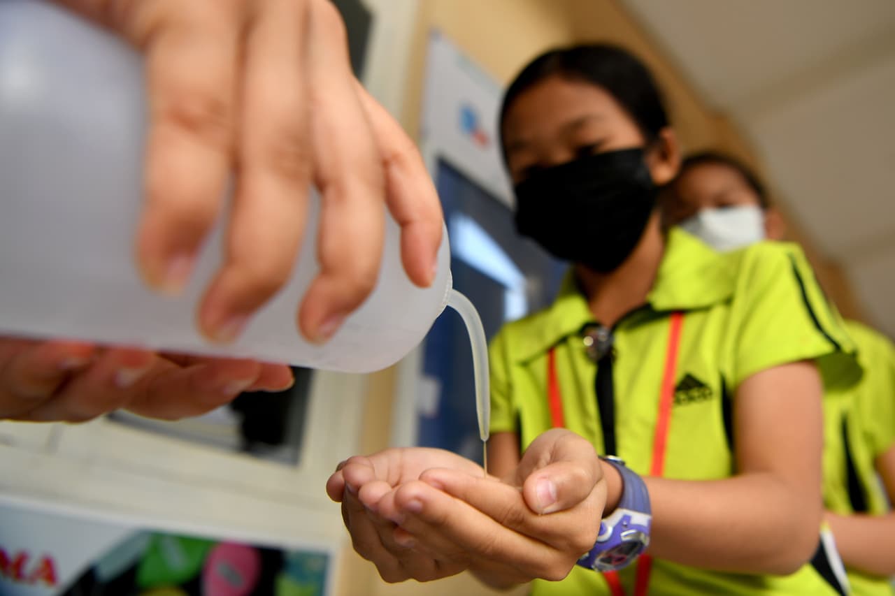 <b>Manos limpias, la primera barrera. </b>Las medidas para prevenir el contagio del 
<a href="https://www.univision.com/temas/coronavirus">coronavirus</a> son las mismas que para el resto de infecciones respiratorias, porque se transmite a través de las secreciones que las personas enfermas expulsan al toser o estornudar. En la fotografía un grupo de estudiantes desinfectan sus manos con alcohol en una escuela de Camboya, el 28 de enero de 2020.