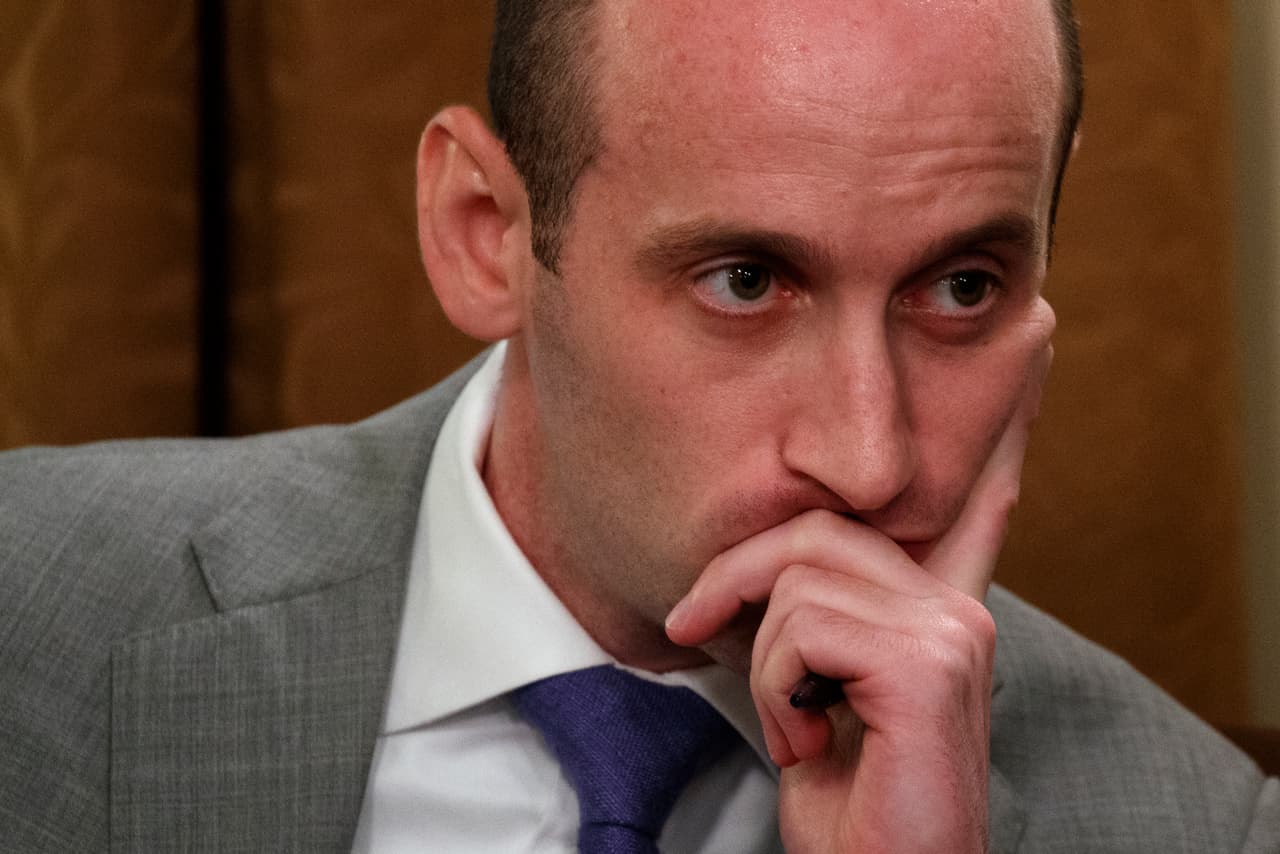 Más de 100 congresistas demandan la salida inmediata de Stephen Miller de la Casa Blanca