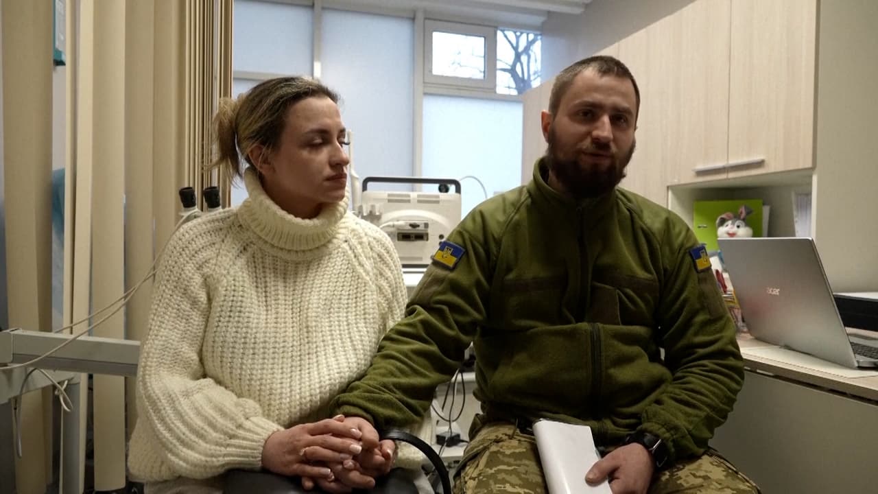 Una sola clínica privada en Kiev atiende de forma gratuita a los soldados que optan por criopreservar su esperma para que sus parejas puedan optar por quedar embarazadas en el futuro. 
<a href="https://www.univision.com/noticias/soldados-ucranianos-congelan-su-esperma-para-asegurar-una-descendencia-cuando-acabe-la-guerra-video" target="_blank">Sigue todas las noticias en Univision.</a>