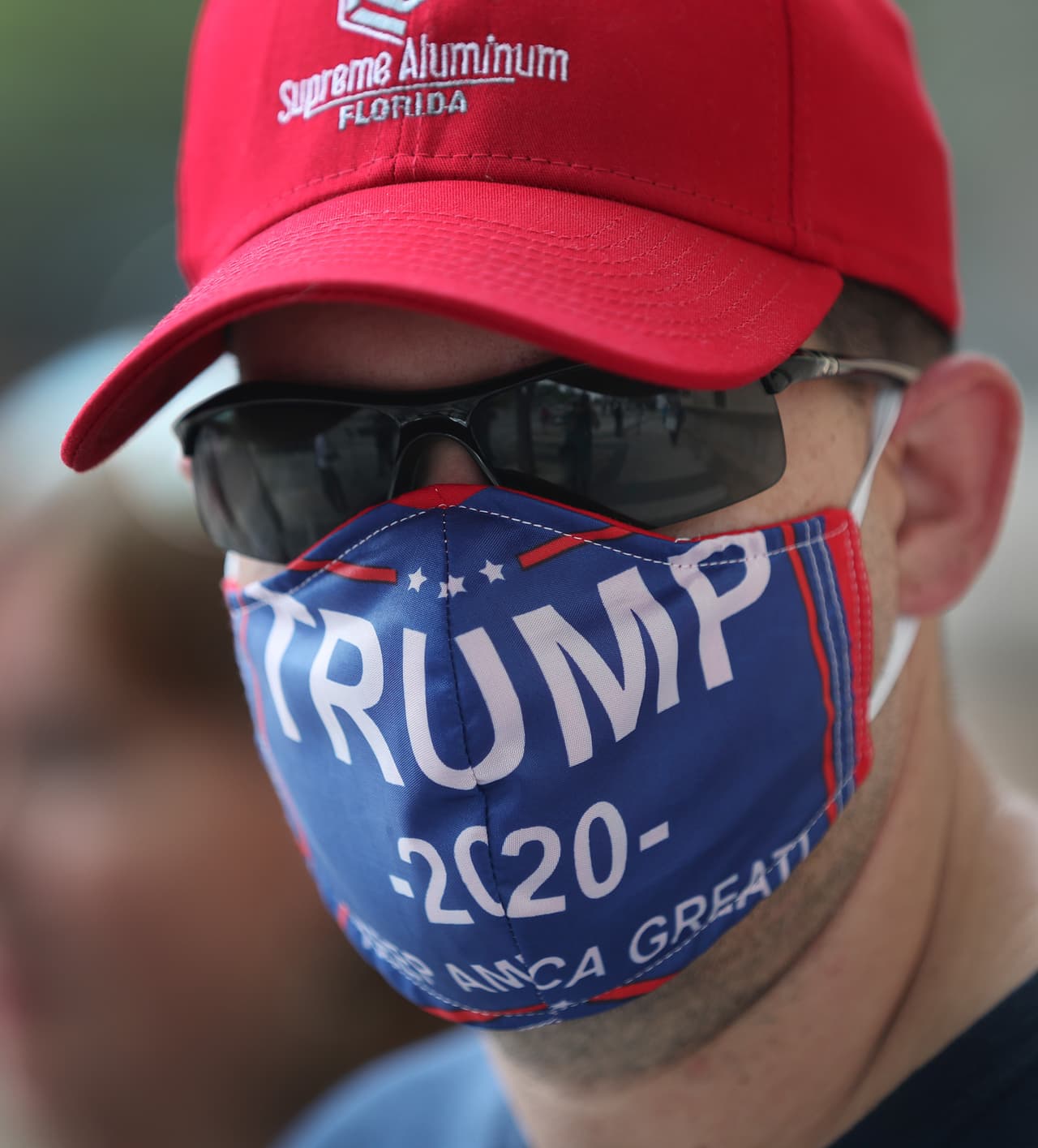Las personas llevaron todo tipo de artículos relacionados con la reelección del presidente Trump. 
<br>