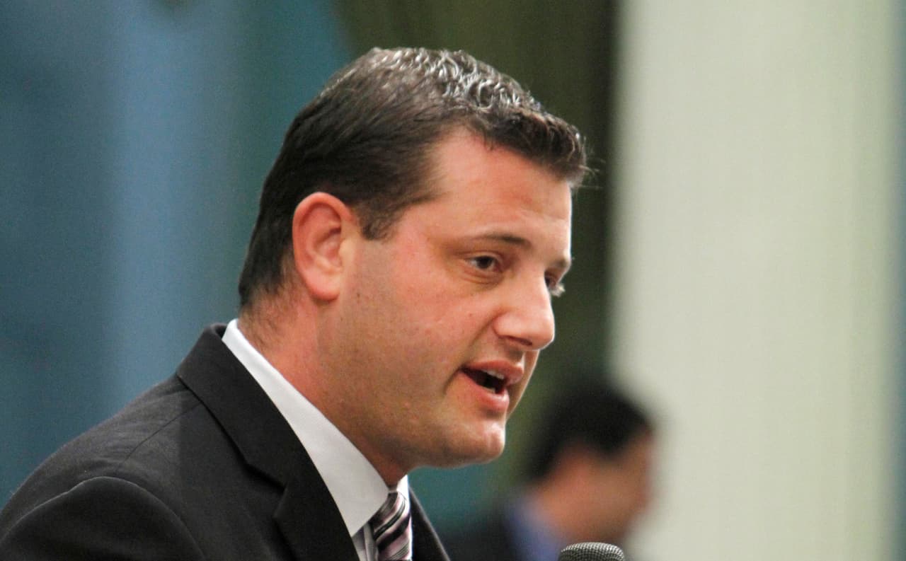<b>David Valadao (California). Ganó. </b>Este fue el único congresista republicano en cuyo distrito Trump no apoyó a opositores. 
<br>
<br>Valadao avanzó a las elecciones generales de noviembre en las que, debido a la redistribución, su distrito ahora tiene una tendencia más demócrata. 
<br>
<br>Pese a la no intervención de Trump aquí, Valadao ganó al contendiente republicano (un seguidor de Trump) por pocos puntos porcentuales (25,6 % contra 23,4% de Chris Mathys) pero muy por detrás del legislador estatal demócrata Rudy Salas (42,5 % de los votos), que lucha por este escaño.