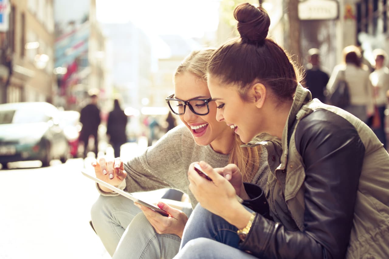 La mujer Sagitario es bastante sociable; suele tener muchas amistades que duren por años. Suele esta rodeada de mucha gente en quien confía, aunque algunos la decepcionen en el camino. Siempre están en búsqueda de conocimiento durante toda su vida, por lo que trabajan mucho para lograrlo y también son capaces de alcanzar sus metas rápidamente.