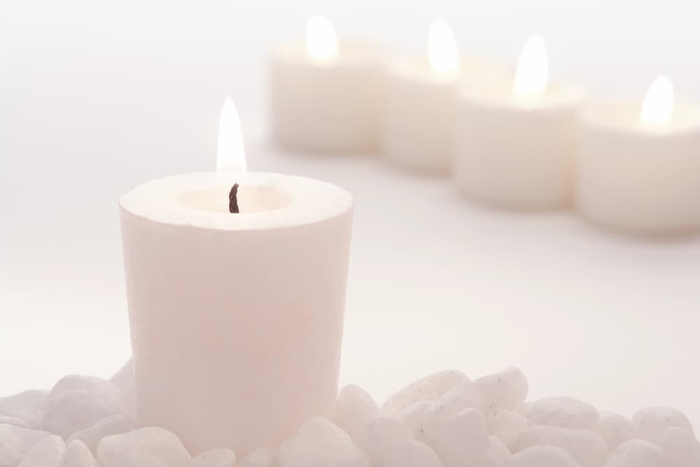 Una vez que hayas colocado tus plantas con el agua bendita y enciendas las velas, ve pensando en cómo van a bendecir y proteger tu hogar.