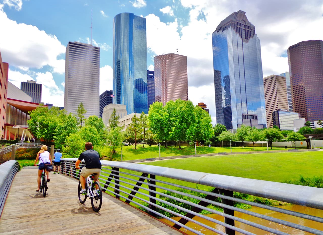 <b>Puesto 8: Houston, Texas</b>
<br>
<br>Puntos: 45
<br>
<br>El puntaje crediticio es clave para la obtención de un financiamiento y esta variable también tiene una diferencia importante según la raza o etnia.
<br>
<br>Mientras que más de la mitad de los hogares blancos tienen un puntaje crediticio de 700 o más, solo el 20% de los hogares afroestadounidenses alcanzan esta cifra.
<br>