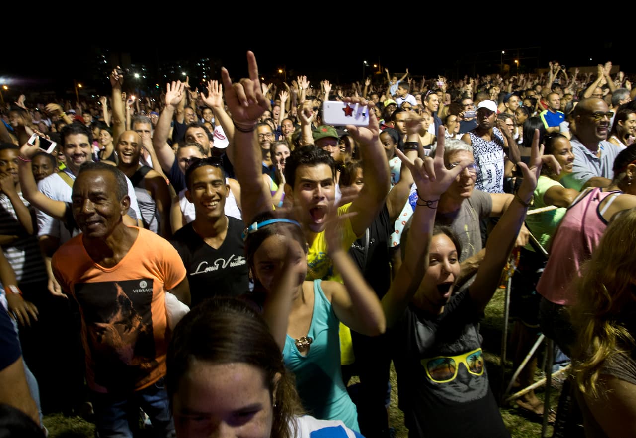 Miles de cubanos y turistas esperaron por horas a la banda británica.