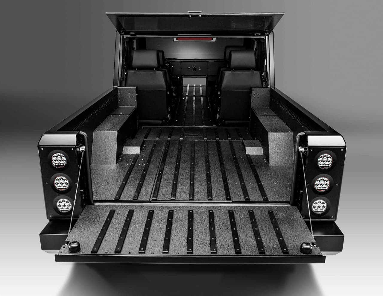 La magia de este modelo nace en sus dos motores eléctricos que totalizan 614 caballos de fuerza y 688 lb-pie de torque. Su capacidad de remolque es de 7,500 libras, mientras que su capacidad de carga útil es de 5,201 libras. En su interior, también se destaca un práctico compartimiento que se extiende por todo lo largo del vehículo, útil para transportar elementos considerablemente largos como troncos de madera o postes de metal.