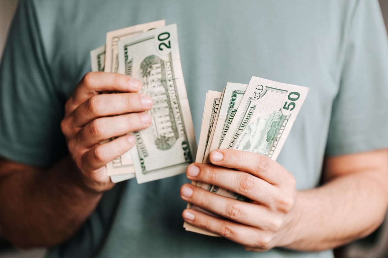 Una experta de finanzas de BCL of Texas, Marisol Vázquez, explicó qué debes hacer para ahorrar dinero de manera inteligente. 
<br>
<br>Vázquez recomendó seguir la “regla 50-30-20” para que las personas puedan alcanzar sus metas financieras.