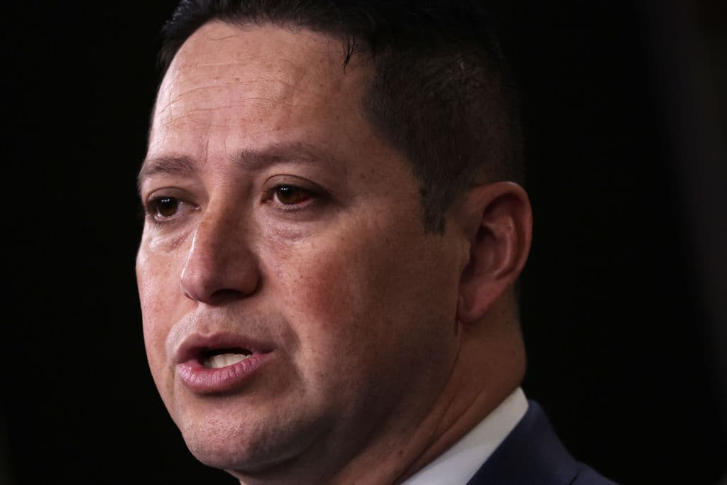 "No se habla de la inmigración legal": el congresista republicano Tony Gonzales afirma que los migrantes reciben un trato "inhumano"