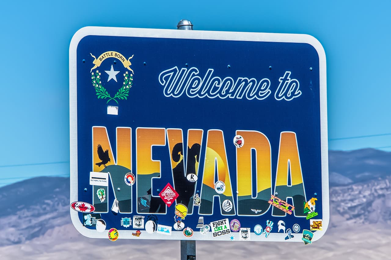 <b>Puesto 18. Nevada</b>
<br>
<br>Costo anual promedio de la propiedad de un automóvil: 2,846 dólares. 
<br>
<br>Costo promedio de la reparación cuando se enciende una luz de advertencia del motor: 252 dólares en repuestos y 144 dólares en mano de obra. 
<br>
<br>Costo anual promedio del seguro: 1,380 dólares.
<br>
<br>Gasto anual promedio en gasolina de cada conductor con licencia en el estado: 1,070 dólares. 
<br>
<br>Costo promedio de la gasolina en febrero de 2022: 3.2 dólares por galón. 
<br>
<br>Los precios de la gasolina han sido afectados por la crisis inflacionaria de los últimos meses, en parte producida por la afectación que dejó la pandemia de covid-19 en las redes de distribución. 
<br>
<br>
<a href="https://www.univision.com/noticias/dinero/inflacion-estados-unidos-productos-aumento-precio-2021-fotos"><u>Vea aquí los productos que más subieron de precio en Estados Unidos en 2021</u></a>
<br>