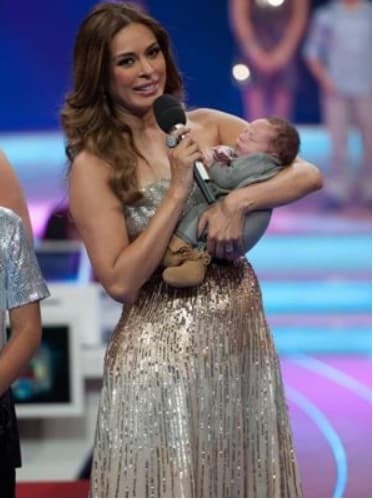 Y dijo: "Hola buenas noches, estoy muy emocionada de regresar porque ya no estoy sola, ahora yo tengo a mi Pequeño Gigante a quien más adelante les presentaré". Y así fue cómo mostró el rostro de Mateo durante la segunda temporada del programa.