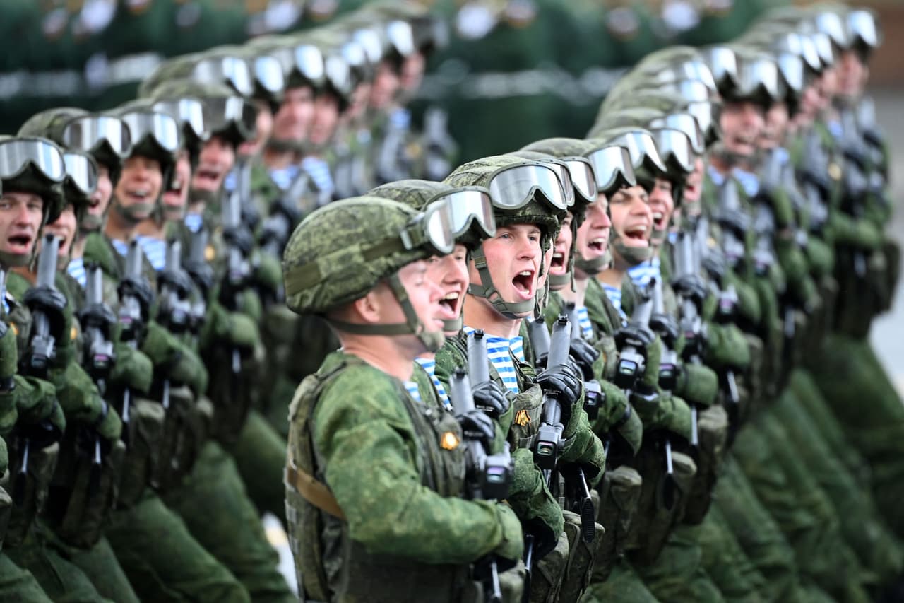 Militares rusos marchan en la Plaza Roja. Es un día en que los grupos de veteranos depositan flores en los monumentos a la 
<a href="https://www.univision.com/noticias/mundo/causas-guerra-rusia-y-ucrania-resumen-explicacion">Gran Guerra Patriótica, como se conoce a la Segunda Guerra Mundial en el país. </a>
<br>