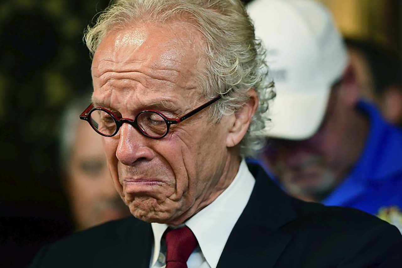 El abogado Jeff Anderson se emociona durante la conferencia de prensa en la que anunció el acuerdo a las 450 víctimas.
