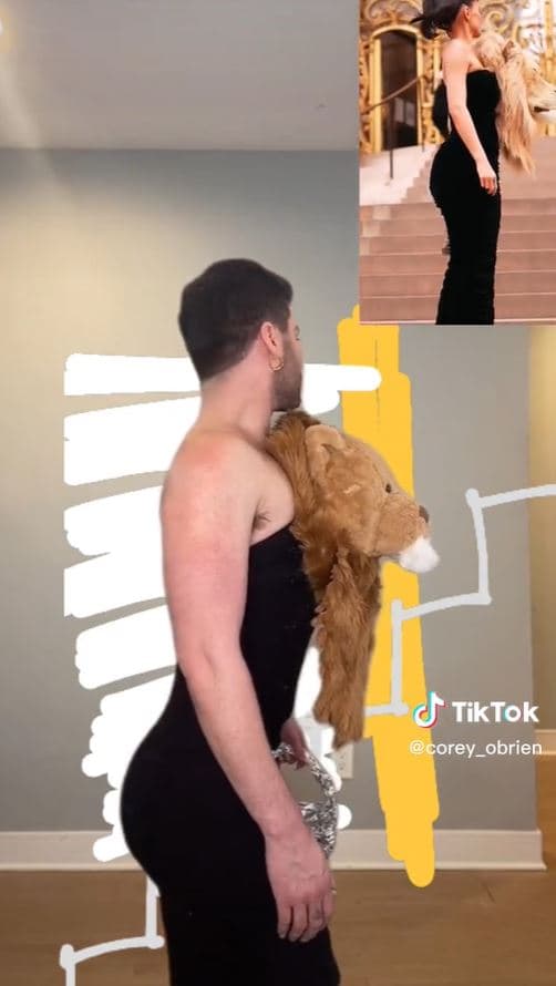 Corey O'Brien con su versión del vestido cabeza de león de Kylie Jenner