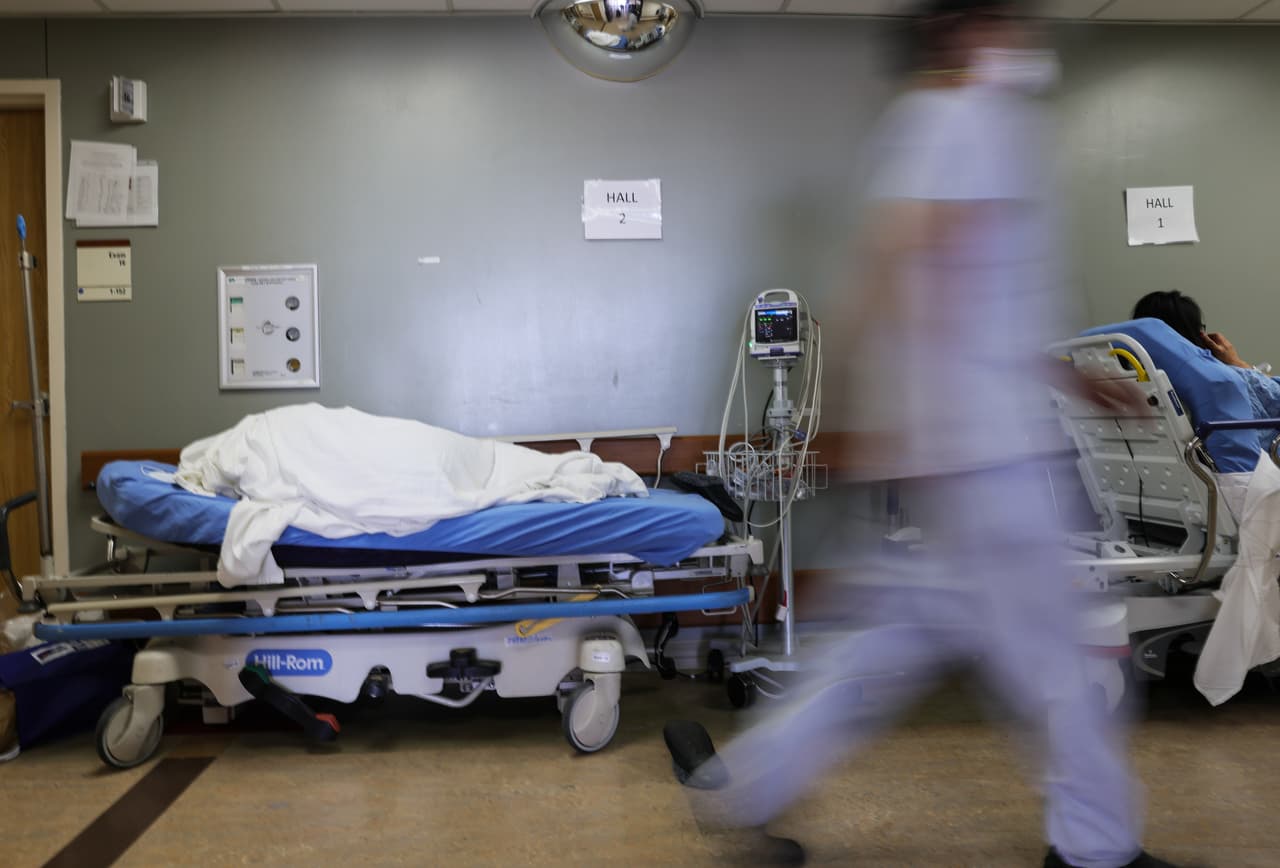 California ha emitido una 
<a href="https://www.cdph.ca.gov/Programs/CID/DCDC/Pages/COVID-19/Order-of-the-State-Public-Health-Officer-Hospital-Surge_1-5-2021.aspx" target="_blank">nueva directiva</a> que ordena a los hospitales con espacio aceptar pacientes de otros hospitales que se han quedado sin camas de la UCI debido a la pandemia de coronavirus.