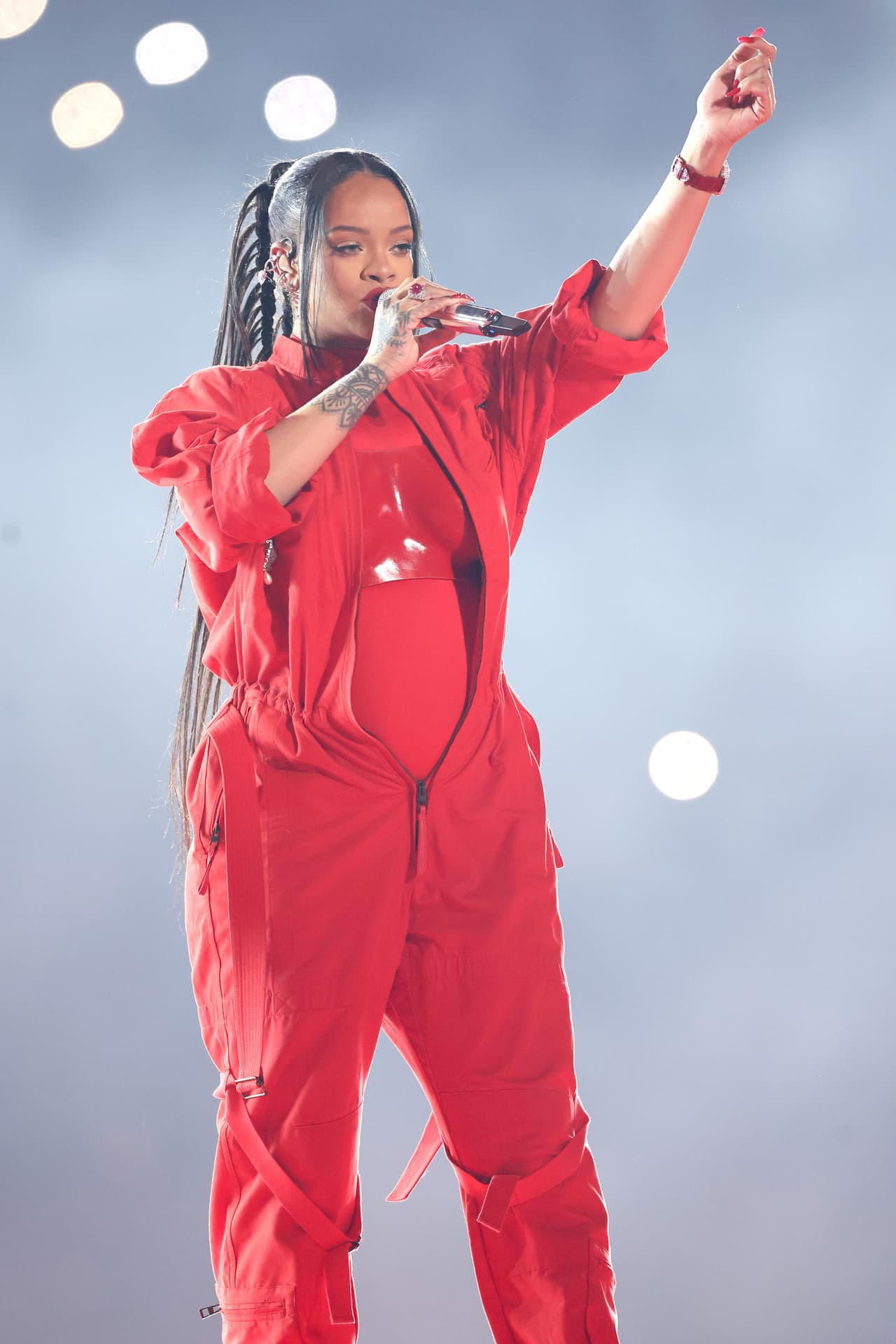 Un representante de la artista despejó las dudas al confirmar al medio especializado The Hollywood Reporter que Rihanna espera el que será su segundo hijo, tras el que tuvo en mayo de 2022 
<b><a href="https://www.univision.com/famosos/rihanna-se-casa-con-asap-rocky-y-su-vestido-esconde-un-detalle-especial-video" target="_blank">con el rapero A$AP Rocky. </a></b>
<br>