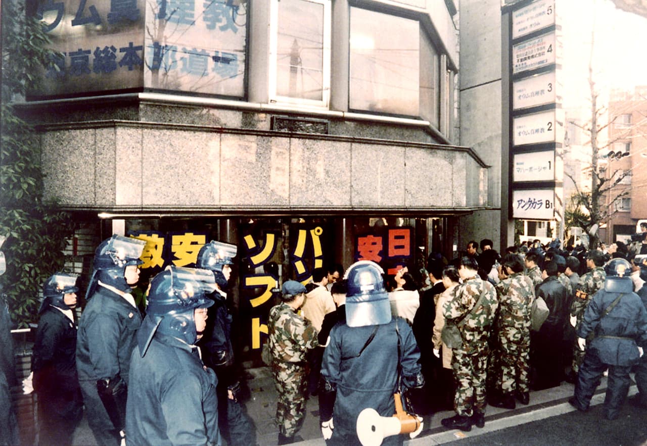 <b>En 1994 y 1995 </b>se registraron dos ataques en Japón, uno en Matsumoto, una zona residencial de Tokio, y otro en el metro, ambos perpetuados por fanáticos de la secta apocalíptica, 
<b><a href="http://www.bbc.com/mundo/noticias/2016/04/160407_sociedad_secta_japonesa_preocupa_europa_rusia_ac">Aum Shinrikyu</a>.</b>