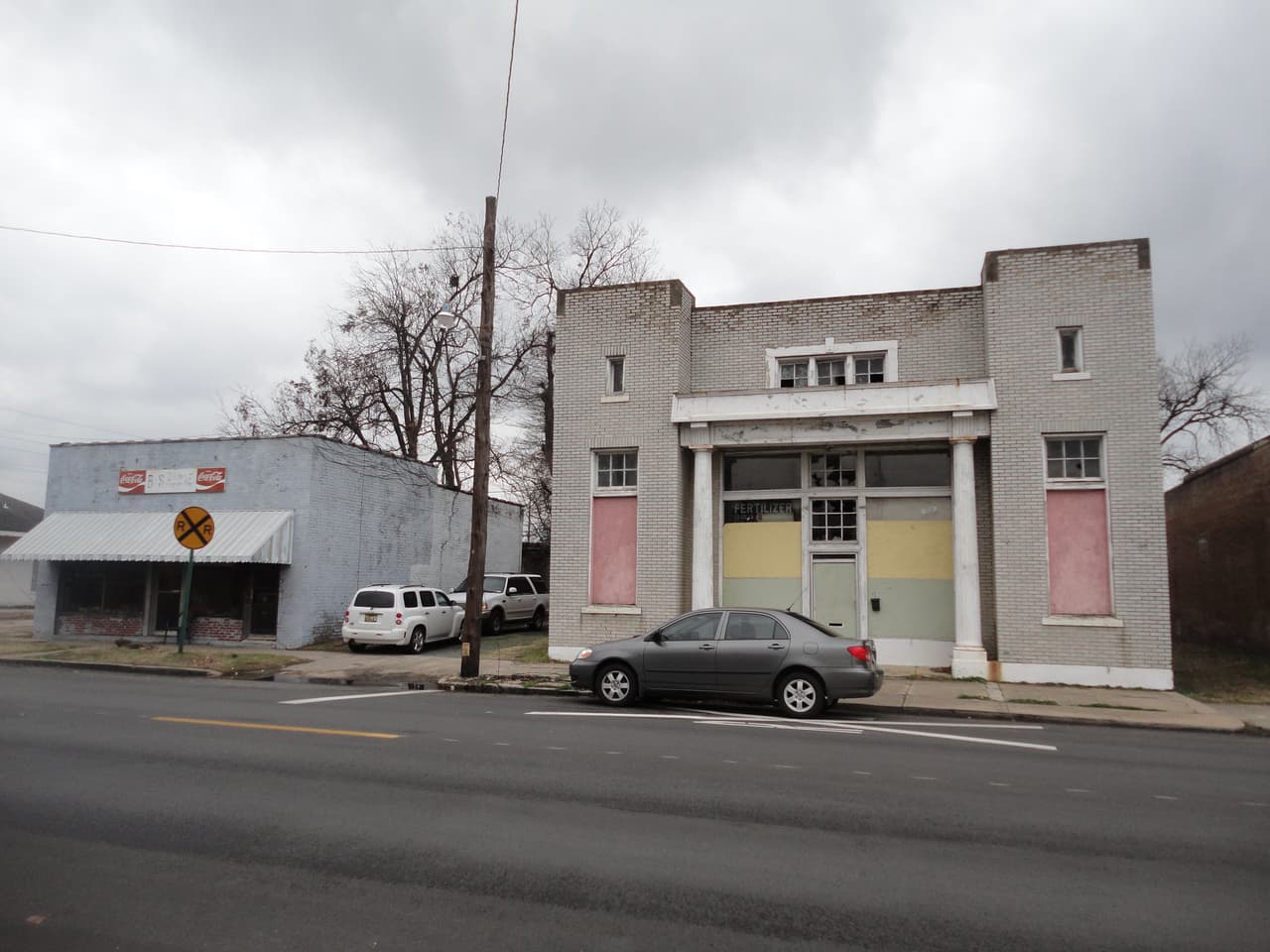 <h3 class="cms-H3-H3">13. Pine Bluff, Arkansas</h3>
<br>
<br>💸
<b> Ingreso familiar promedio:</b> $46,826
<br>
<br>💸
<b> Tasa de pobreza: </b>15.0%
<br>
<br>💸 
<b>Hogares con ingresos anuales menores a $10,000: </b>6.1%
<br>
<br>💸 
<b>Adultos con educación universitaria: </b>23.3%
<br>
<br>💸 
<b>Tasa de desempleo (2021): </b>8.5%
<br>