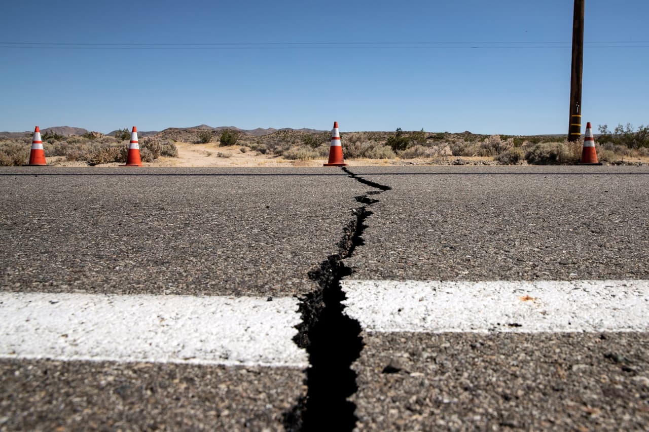 En el Sur de California se ubica la línea divisoria entre las placas tectónicas del Pacífico y Norte América. Estas placas son grandes secciones de la corteza terrestres que se están moviendo de forma lateral. La de Norte Americana se extiende al oriente, mientras que la placa del Pacífico se extiende al occidente, hacia Japón.