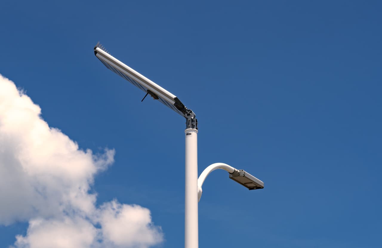 Las farolas están diseñadas para resistir eventos climáticos extremos, como huracanes, proporcionando una solución confiable en condiciones meteorológicas adversas.