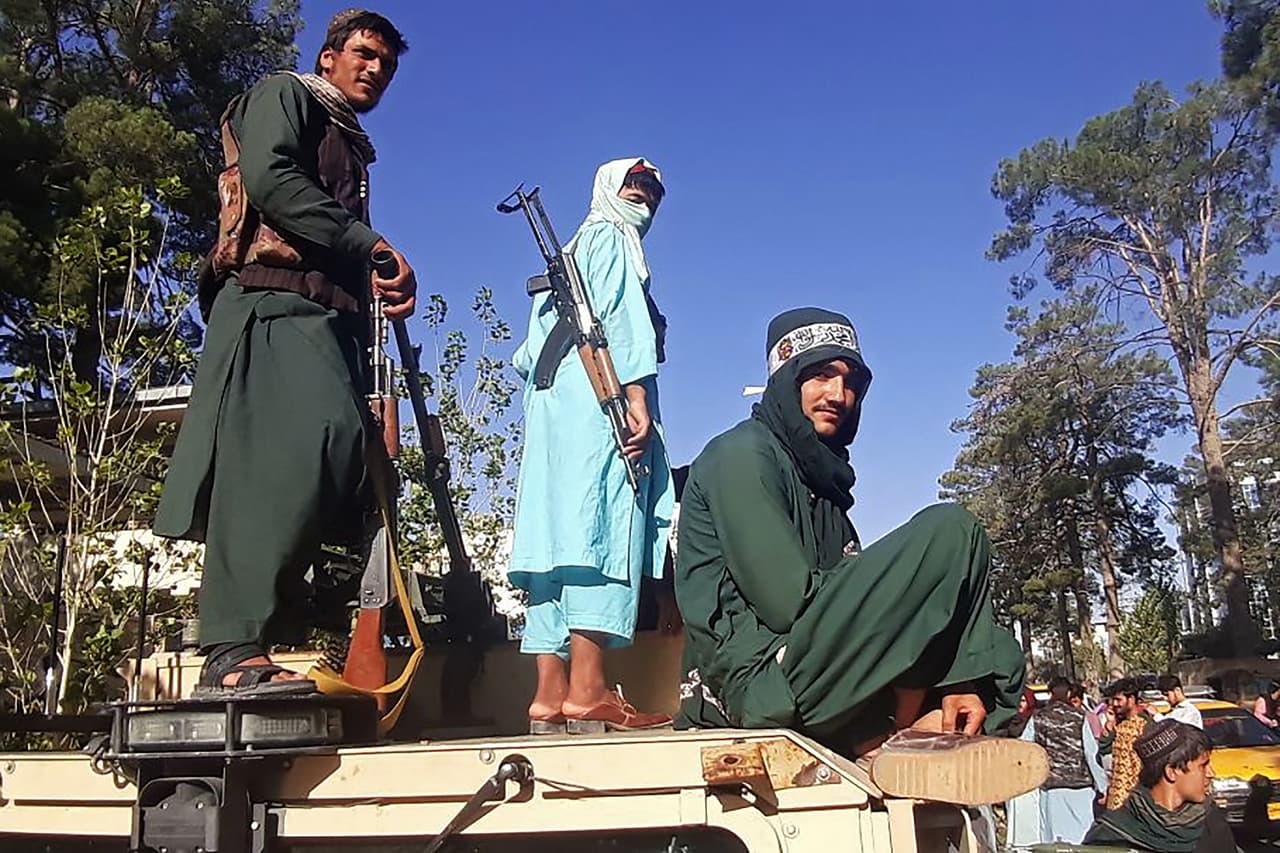 Fuerzas del talibán victoriosas en Herat, el 13 de agosto. Con la seguridad deteriorándose rápidamente, Estados Unidos dijo que enviará 3,000 soldados para ayudar a evacuar a parte del personal de su embajada en Kabul. También enviarán tropas Reino Unido y Canadá.