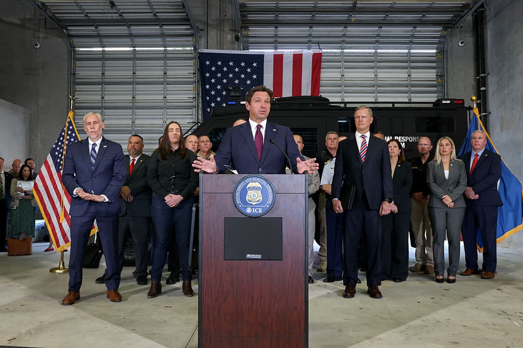 <b>Cooperación estatal con ICE:</b>Más de 200 agencias locales en Florida colaboran con ICE, impulsando la expansión de los acuerdos bajo el programa 287(g), que permite aplicar leyes migratorias locales.