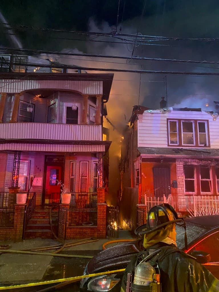 Un incendio masivo afectó múltiples viviendas en el condado de Essex durante la madrugada, forzando la evacuación de decenas de residentes. El siniestro se registró aproximadamente a la 1:15 a.m. del domingo en la Avenida Woodside.