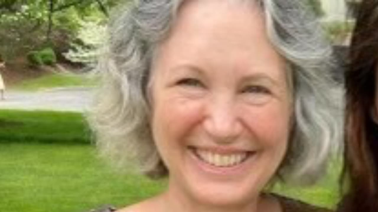 <b>Katherine Goldstein, 64</b>
<br>Katherine Goldstein era madre de dos hijas de poco más de 20 años. 
<br>Tras su muerte, su esposo la describió como una mujer alegre y deportista, a quien le gustaba explorar. El día del tiroteo, Katherine había llevado a una de sus hijas para que se reuniera con sus amigos del instituto. 
<br>Su esposo recordó que Katherine era una ávida observadora de aves, por lo que buscarían cremarla y esparcir sus cenizas en un área de Montrose Beach, donde hay un santuario de aves.