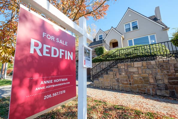 Ten en cuenta que los solicitantes elegibles deben aportar un mínimo del 1 por ciento del precio de la vivienda de sus propios fondos, como pago inicial. Además, para algunos compradores es posible que se requiera que un aporte mayor al 1% para el pago inicial.