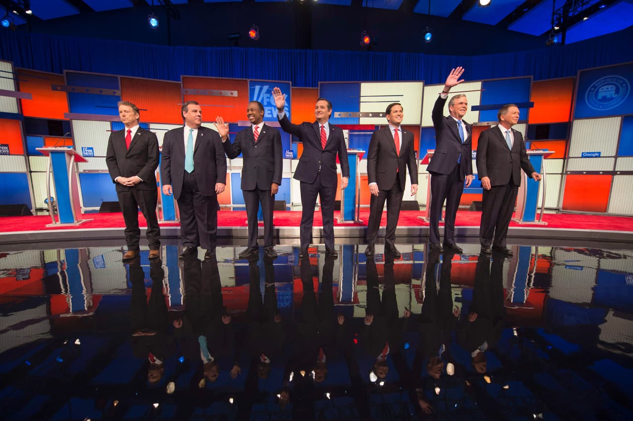 <b>El show republicano sin Donald Trump. </b>En una jugada política el empresario decidió no asistir al debate republicano en y organizar su propio evento en otro lugar de Des Moines, Iowa. Aseguró que quería demostrar que era él quien acaparaba la atención de la opinión pública y no el resto de los contrincantes republicanos. "Déjenme decirles que soy un maniático
<b>,</b> y que todos en este escenario son estúpidos, gordos y feos. Y Ben, eres un cirujano terrible", bromeó. Luego, un poco más serio, agradeció a sus rivales por mostrar respeto por los electores de Iowa y 
<b><a href="http://www.univision.com/noticias/debates/con-trump-o-sin-trump-125-millones-de-personas-vieron-el-debate-republicano">pararse esa noche frente al podio. </a></b>29 de enero de 2016.