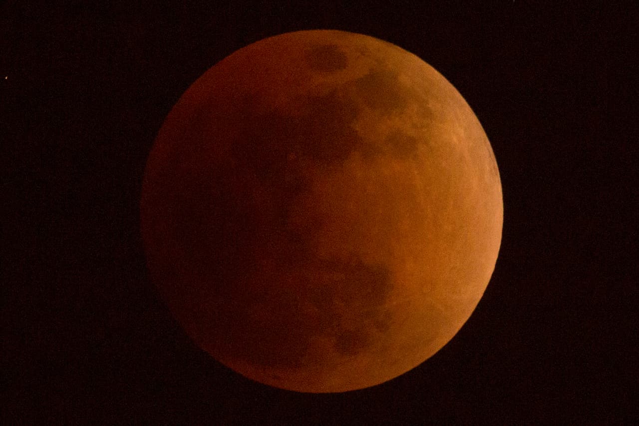 La “luna de sangre” desde Beijing, China. 
<b>Esta es</b> la 
<b>segunda luna llena del mes de enero</b>. Aunque hay al menos 12 lunas llenas en el año, que haya dos fases de luna llena en un mismo mes es bastante inusual. A este fenómeno se le conoce como “luna azul”.