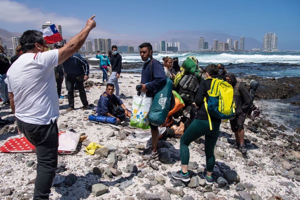 Y no solo fueron palabras. También hubo ataques e intimidaciones de ciudadanos chilenos a migrantes, pero
<b> la Policía evitó un desenlace de heridos o muertos.</b> La violencia se expresó en lo material: la quema de los pocos objetos que los migrantes tienen para sobrevivir y mantener a su familia en su largo periplo.
<br>