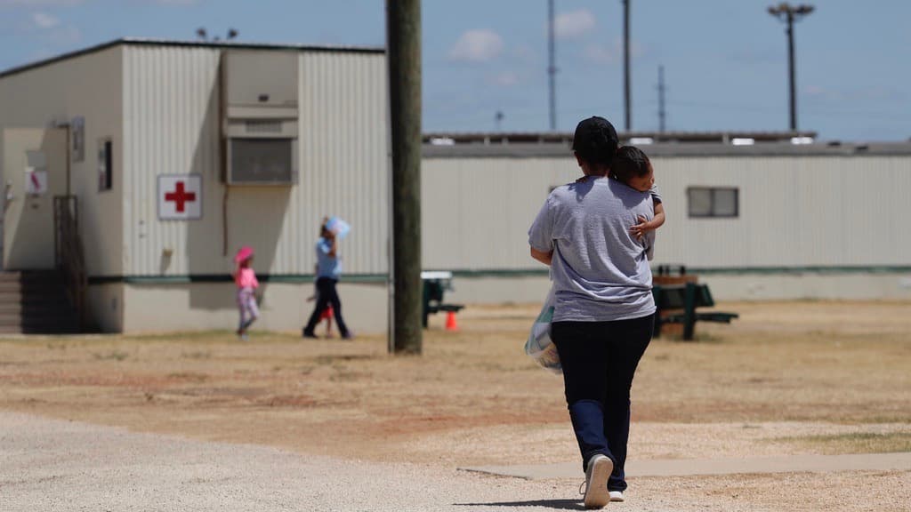 Reabren en Texas centro de detención privado para familias inmigrantes que fue cerrado por Biden