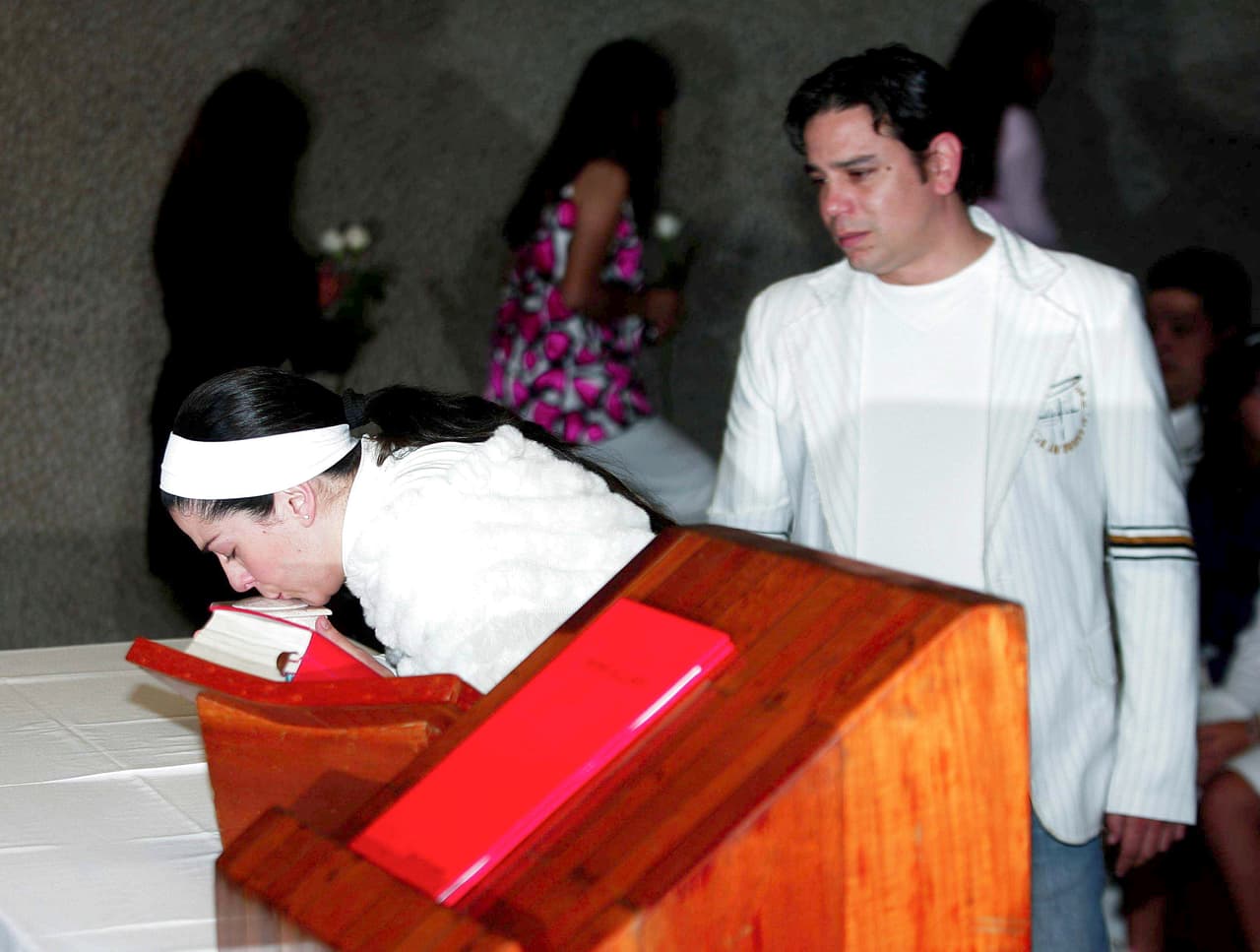 Ahí se le pudo ver a 
<b>Lidia</b> totalmente conmovida por despedir a su hija, aunque nunca quiso hablar de los motivos del fallecimiento de 
<b>Sofía</b>.