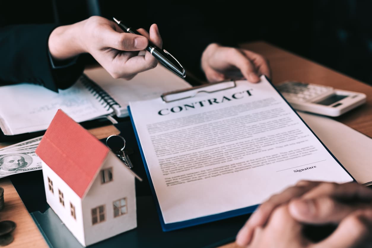 <b>7. </b>No permitan que le pongan presión para enviar el dinero rápido, los estafadores usan estrategias para obligarlo a enviar pagos para asegurar la casa. Tome su tiempo para verificar que la persona con la que está haciendo el negocio es legítima antes de transferir dinero.