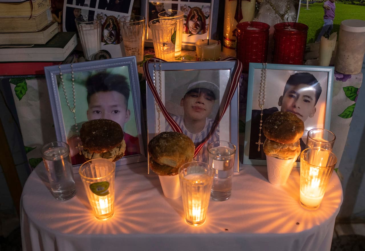 <b><a href="https://www.univision.com/local/san-antonio-kwex/muertes-inmigrantes-camion-san-antonio-texas-fotos">50 inmigrantes muertos en un camión de carga en Texas </a></b>
<br>
<br>Un camión de carga fue hallado el 27 de junio con 50 inmigrantes muertos y 16 sobrevivientes al suroeste de San Antonio, luego de que un trabajador de la zona escuchó gritos de personas que pedían ayuda desde la caja del vehículo. “Tenemos a tres individuos bajo custodia, pero aún no sabemos si están directamente conectados con el incidente”, dijo aquel día William McManus, jefe de la Policía de San Antonio. 
<br>