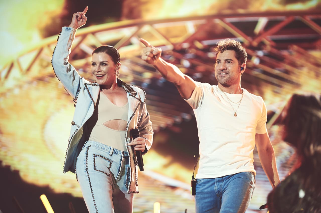 Y en su paso por el escenario, también estuvo acompañado por 'La Mujer de Fuego', 
<b>Olga Tañón</b>.