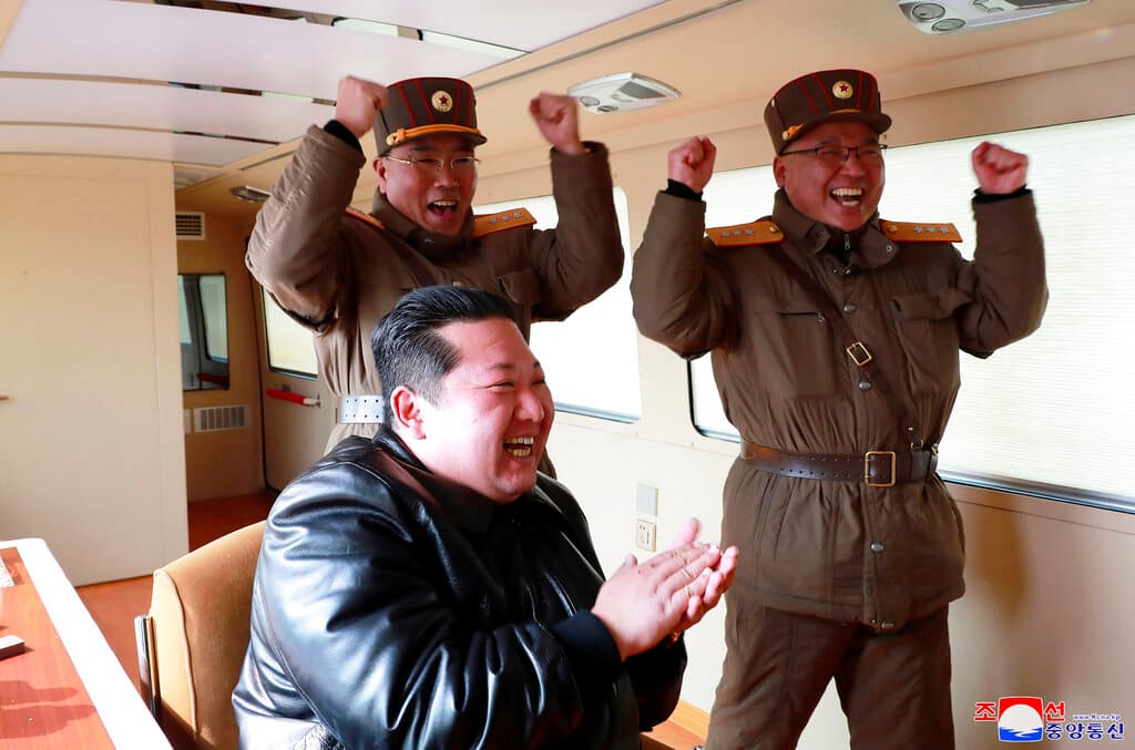 El líder de Corea del Norte, 
<a href="https://www.univision.com/radio/dallas-kfzo-fm/temas/kim-jong-un">Kim Jong Un</a>, supervisó en persona el disparo del "nuevo tipo" de misil balístico intercontinental para impulsar su capacidad de disuasión ante los "imperialistas" estadounidenses, indicaron el viernes los medios estatales del país. Kim aseguró que la nueva arma "desempeñará su misión y poder como una poderosa disuasión ante una guerra nuclear" y "hará al mundo claramente consciente del poder de nuestras estratégicas fuerzas armadas", según declaraciones recogidas por los medios oficiales, los únicos permitidos en Corea del Norte.