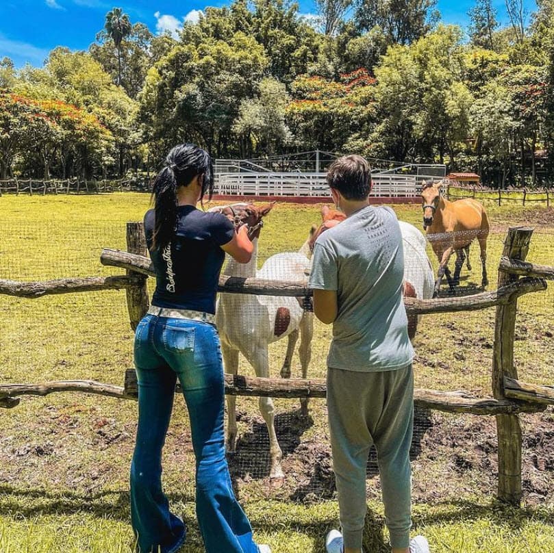 "Me dice: 'Má, me pasó algo que no sé, todos están en el pupitre y a mí me lo tuvieron que cambiar 
<b>porque no entro en la mesa</b>'", narró la actriz.
<br>
