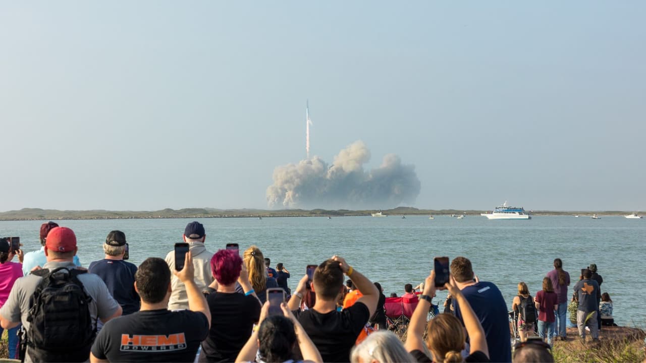 <h3 class="cms-H3-H3">Playa, tacos y lanzamientos de SpaceX</h3>
<br>
<br>South Padre Island no solo tiene mar y micheladas. También ofrece, de vez en cuando, un espectáculo de otro mundo:
<b> los lanzamientos de SpaceX.</b> Desde Isla Blanca Park, al extremo sur de la isla, 
<b>se pueden ver los cohetes despegar desde la base Starbase, en Boca Chica, a unos 40 kilómetros de distancia.</b> Familias, curiosos y fanáticos del espacio se reúnen con sombrilla y cámara en mano para ver cómo el cielo se enciende.
<b> Playa, ciencia y sabor en un mismo lugar.</b>