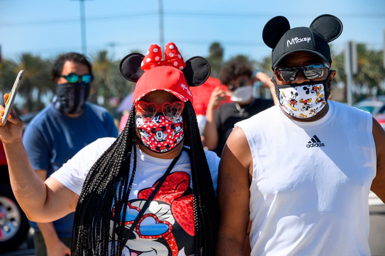 El presidnete de Walt Disney Co., Bob Chapek, anunció este martes que 
<b>la compañía planea reabrir el Disneyland Resort en Anaheim a fines de abril,</b> y que miles de trabajadores que estaban en cese de trabajo serán llamados para recibir capacitación en nuevos estándares de seguridad.