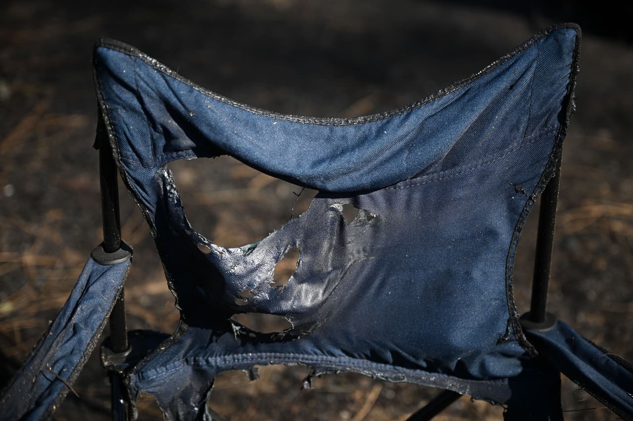 Esta fotografía, tomada el 19 de julio de 2022, muestra una silla de 
<i>camping</i> quemada en La Foret, un sitio de acampar que ha sido devastado por un incendio forestal en Pyla sur Mer en Gironda, en el suroeste de Francia.