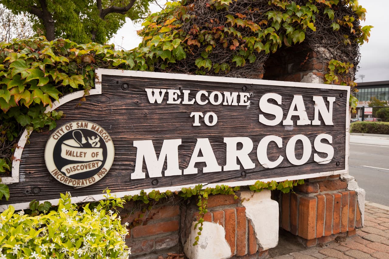 <h3 class="cms-H3-H3">20. San Marcos</h3>
<br>
<br>Con más de 90,000 habitantes, esta es una de las comunidades que está registrando un importante crecimiento en el condado de San Diego, California. Además del Distrito Escolar Unificado de San Marcos de primer nivel, los residentes pueden confiar en un buen sistema de transporte público y acceso a atención médica de calidad. El West PACE de la ciudad tiene como objetivo ayudar a los adultos mayores a vivir de forma segura e independiente en su comunidad durante el mayor tiempo posible. Entre sus servicios, ofrece una clínica de atención primaria de servicio completo y fisioterapia.
<br>
<br>🏡 
<b>Estado:</b> California
<br>
<br>🏡 
<b>Condado:</b> San Diego
<br>
<br>🏡 
<b>Población: </b>93,995